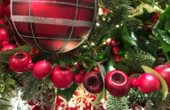 Crab Apple & Currant Garland